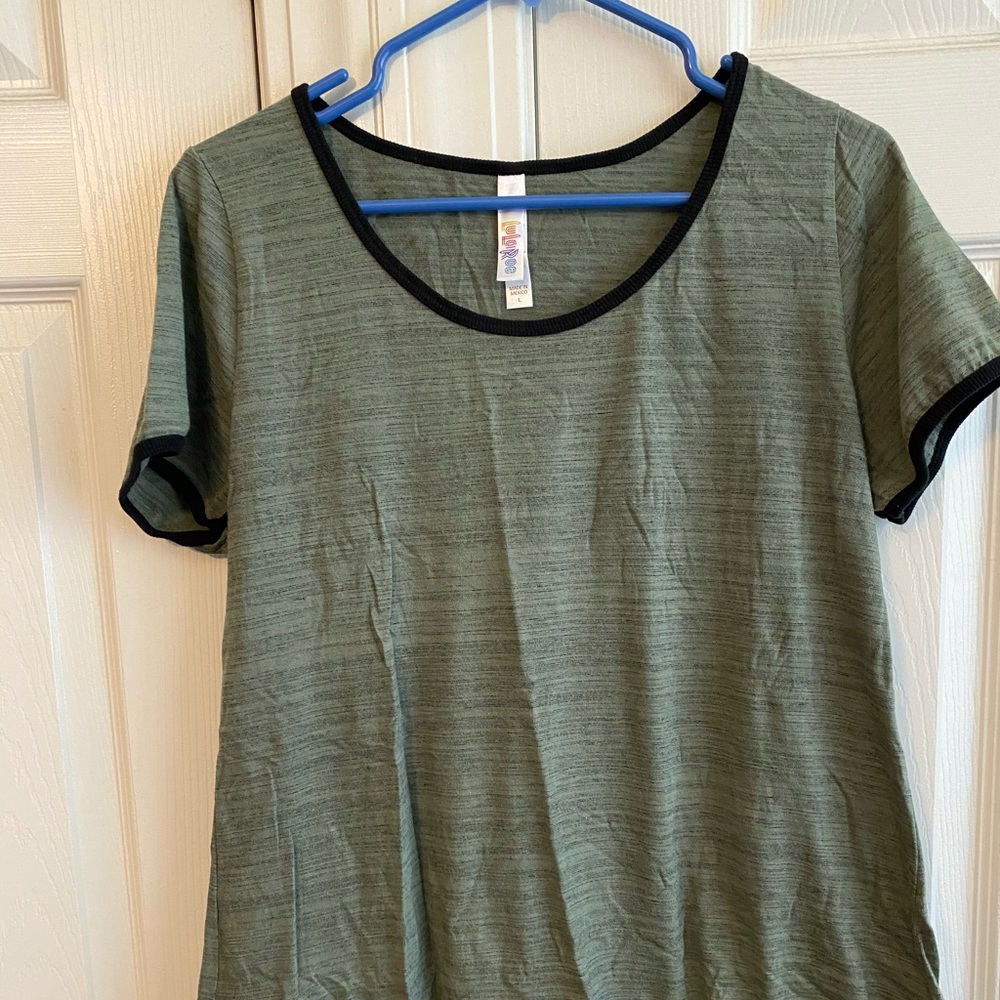 Large LuLaRoe Classic Tee